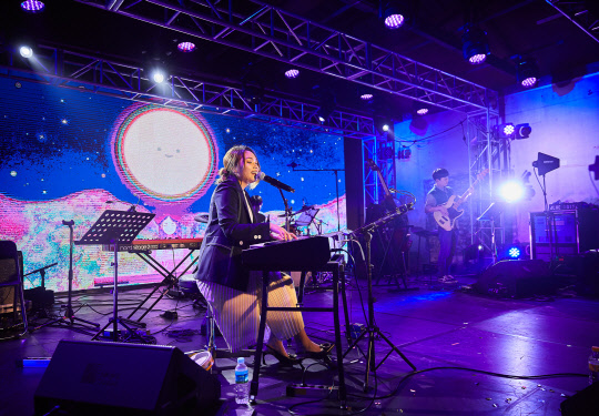 지난달 28일 서울 성동구 성수동 레이어57에서 열린 네이버 온스테이지X 공연을 진행 중인 가수 이진아.  네이버 제공